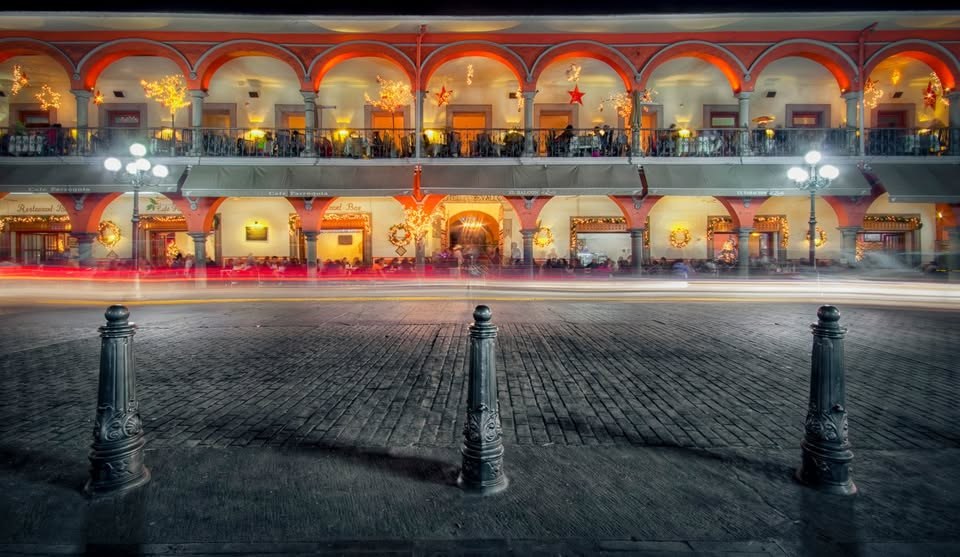 Fachada de los Portales de Córdoba iluminada por la noche