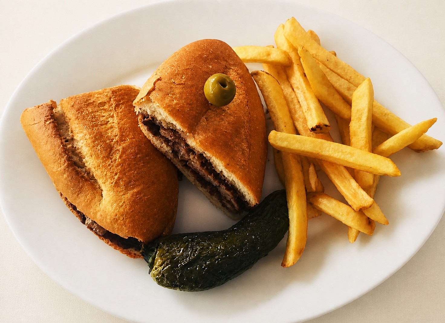 Pepito de Filete de Café Parroquia acompañado de papas y chile